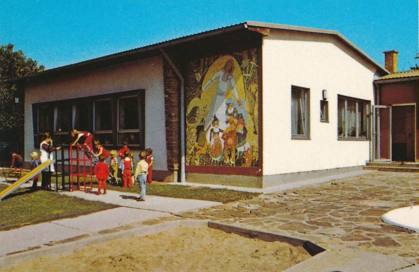 Das Mosaik von Josef Michels an der Außenwand des Steinbrunner Kindergartens.